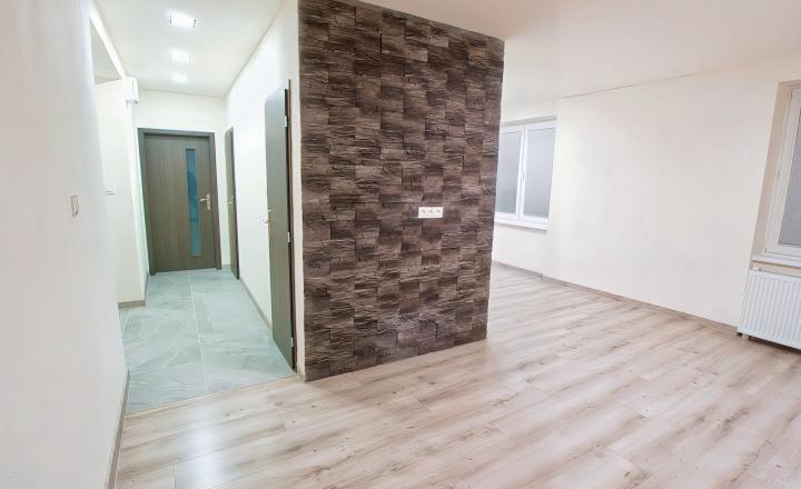 Kompletne rekonštruovaný byt 2+1 v centre mesta SNV - fotografia 6