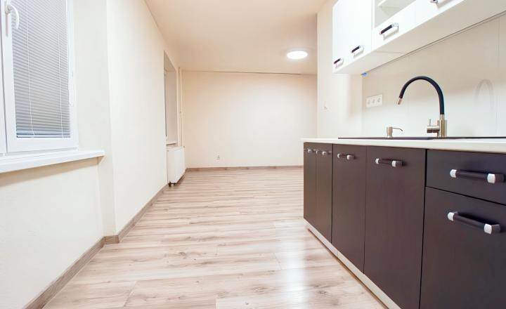 Kompletne rekonštruovaný byt 2+1 v centre mesta SNV - fotografia 5