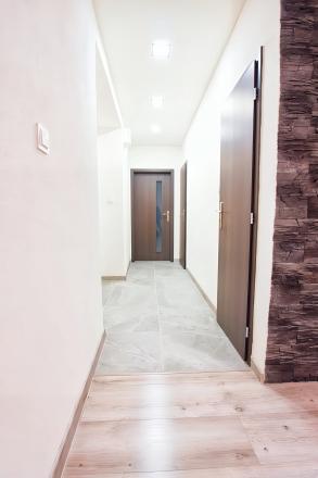 Kompletne rekonštruovaný byt 2+1 v centre mesta SNV - fotografia 9
