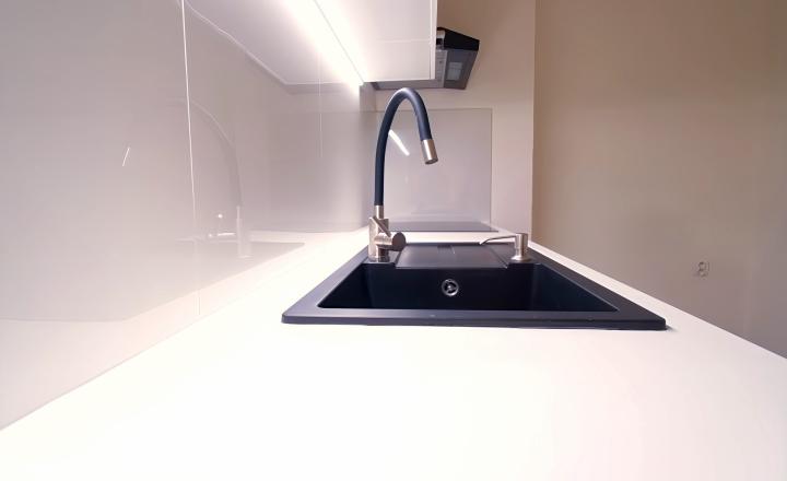 Kompletne rekonštruovaný byt 2+1 v centre mesta SNV - fotografia 4