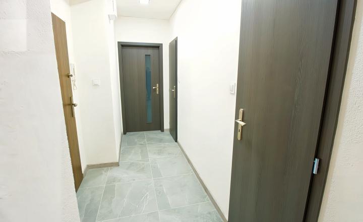 Kompletne rekonštruovaný byt 2+1 v centre mesta SNV - fotografia 18