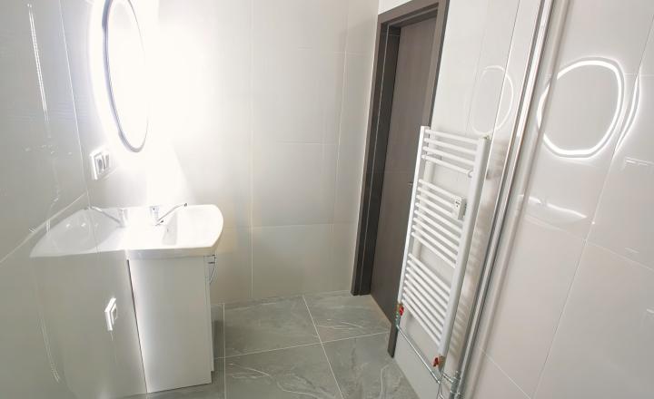 Kompletne rekonštruovaný byt 2+1 v centre mesta SNV - fotografia 11