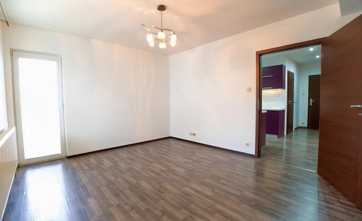 REZERVOVANÝ !Byt 3+1 (80 m2) s loggiou a záhradou, centrum SNV - fotografia 8