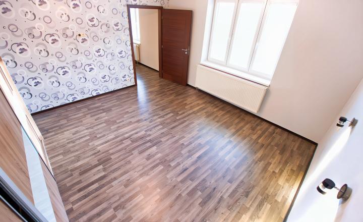 REZERVOVANÝ !Byt 3+1 (80 m2) s loggiou a záhradou, centrum SNV - fotografia 3