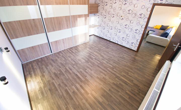 REZERVOVANÝ !Byt 3+1 (80 m2) s loggiou a záhradou, centrum SNV - fotografia 4