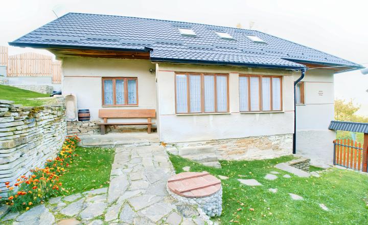 Chalupa s výhľadom na Levočské vrchy - fotografia 1