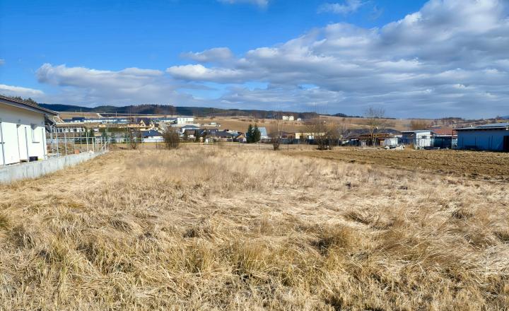 REZERVOVANÉ_ Stavebný pozemok 861 m2 – Slnečný, rovinatý, s dvoma prístupovými cestami (Spišský Hrhov) - fotografia 1