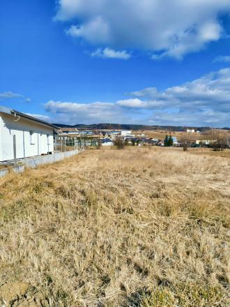 REZERVOVANÉ_ Stavebný pozemok 861 m2 – Slnečný, rovinatý, s dvoma prístupovými cestami (Spišský Hrhov) - fotografia 4