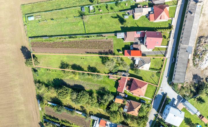 REZERVOVANÉ  - Veľký pozemok so starším domom v dobrej lokalite Spišské Vlachy - fotografia 7