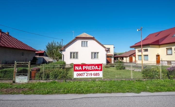 REZERVOVANÉ  - Veľký pozemok so starším domom v dobrej lokalite Spišské Vlachy - fotografia 1