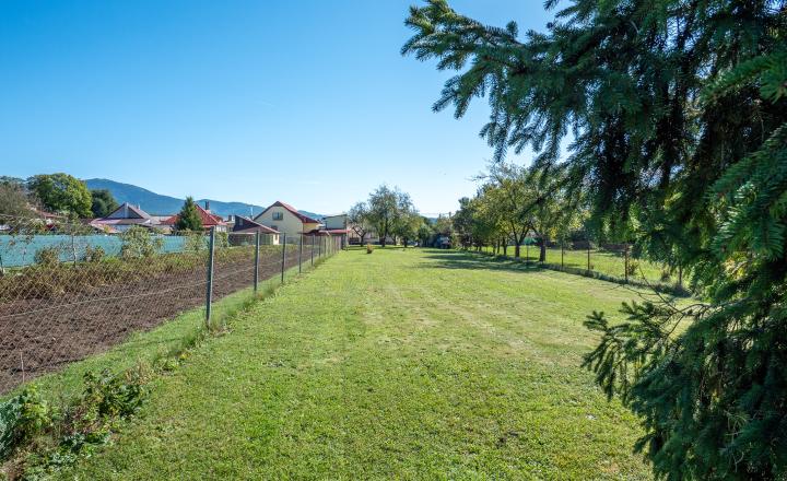 REZERVOVANÉ  - Veľký pozemok so starším domom v dobrej lokalite Spišské Vlachy - fotografia 10