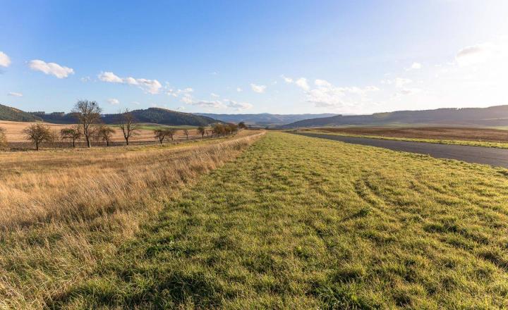 Atraktívny pozemok na podnikanie (3 ha) pri Klčove - fotografia 4