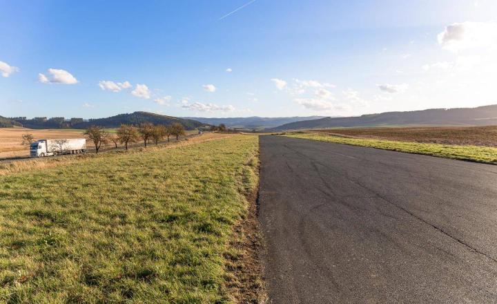 Atraktívny pozemok na podnikanie (3 ha) pri Klčove - fotografia 5