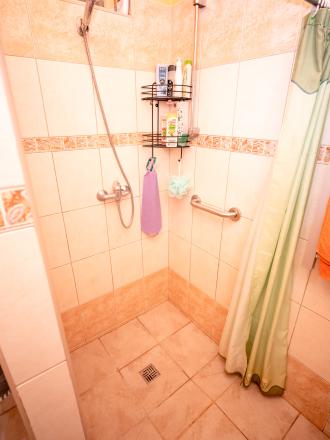 REZERVOVANÉ - Rodinný dom s dvomi garážami - Beharovce - fotografia 13