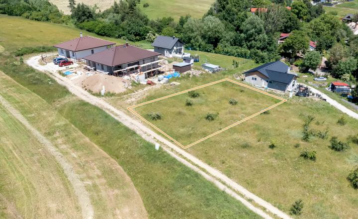Stavebný pozemok (1000 m2) na križovatke ciest Čenčice - fotografia 7