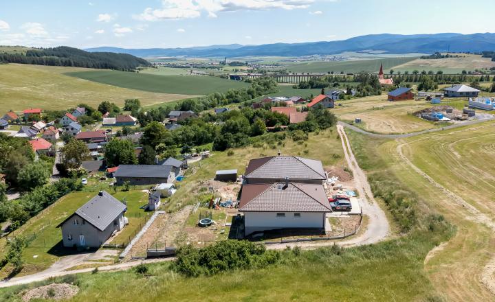 Stavebný pozemok (1000 m2) na križovatke ciest Čenčice - fotografia 10