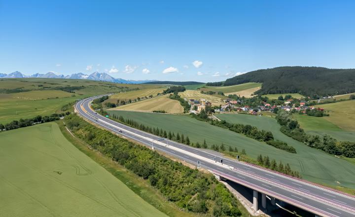 Stavebný pozemok (1000 m2) na križovatke ciest Čenčice - fotografia 16
