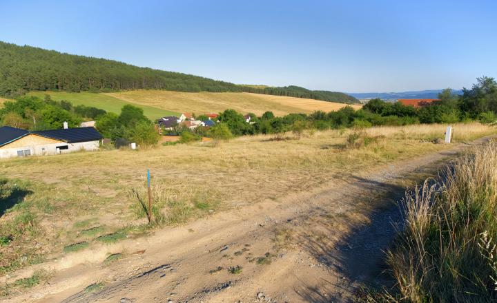 Stavebný pozemok (1000 m2) na križovatke ciest Čenčice - fotografia 1