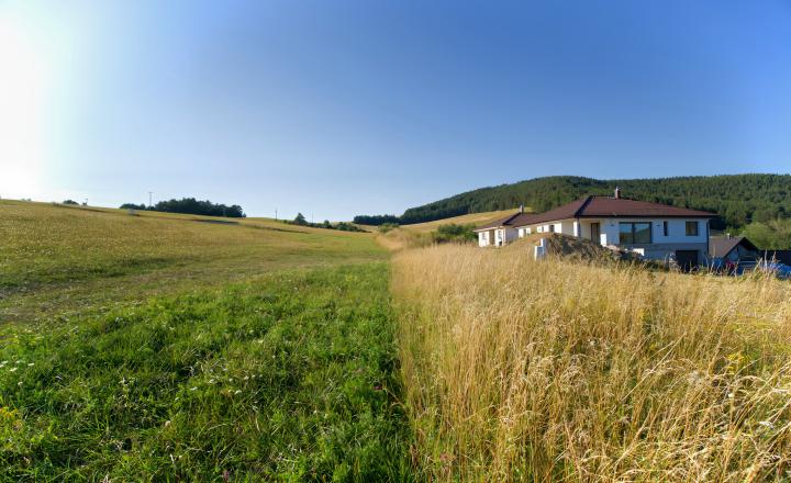 Stavebný pozemok (1000 m2) na križovatke ciest Čenčice - fotografia 11