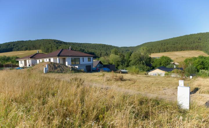 Stavebný pozemok (1000 m2) na križovatke ciest Čenčice - fotografia 13