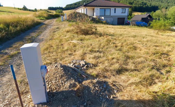Stavebný pozemok (1000 m2) na križovatke ciest Čenčice - fotografia 2