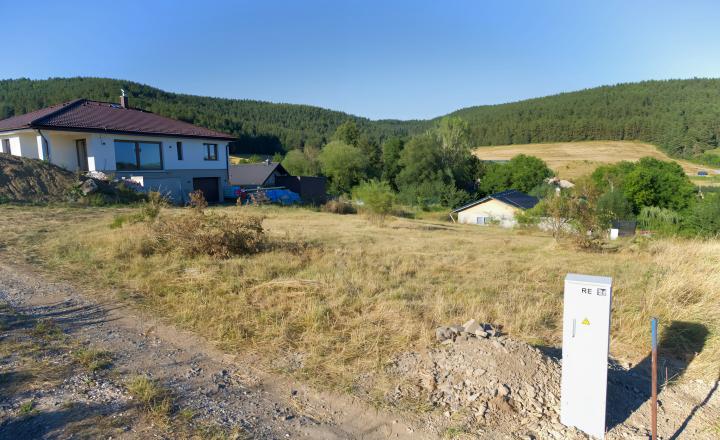 Stavebný pozemok (1000 m2) na križovatke ciest Čenčice - fotografia 14