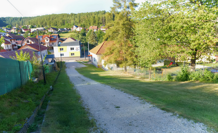 Stavebný pozemok (1 251 m²) s IS, dvojitým prístupom a výhľadom, Dravce - fotografia 11