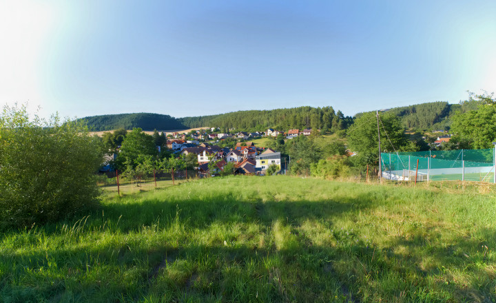 Stavebný pozemok (1 251 m²) s IS, dvojitým prístupom a výhľadom, Dravce - fotografia 1