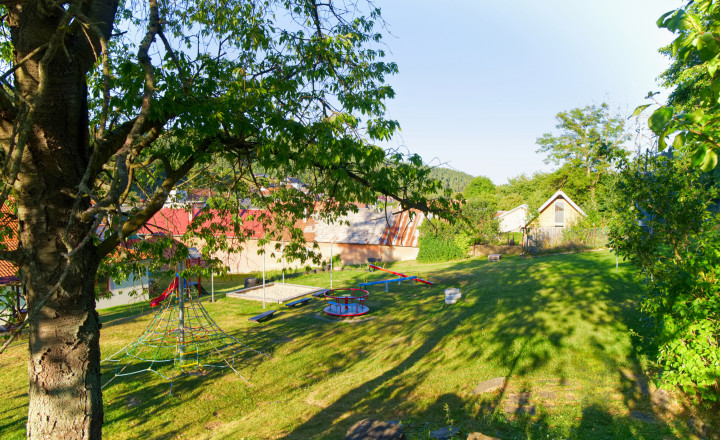 Stavebný pozemok (1 251 m²) s IS, dvojitým prístupom a výhľadom, Dravce - fotografia 9