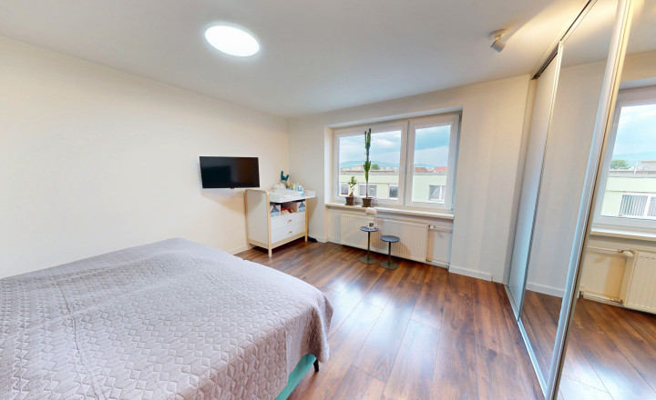 REZERVOVANÝ - Štýlový byt 2+1 (58 m2) s balkónom + projekt podkrovie | centrum SNV - fotografia 9