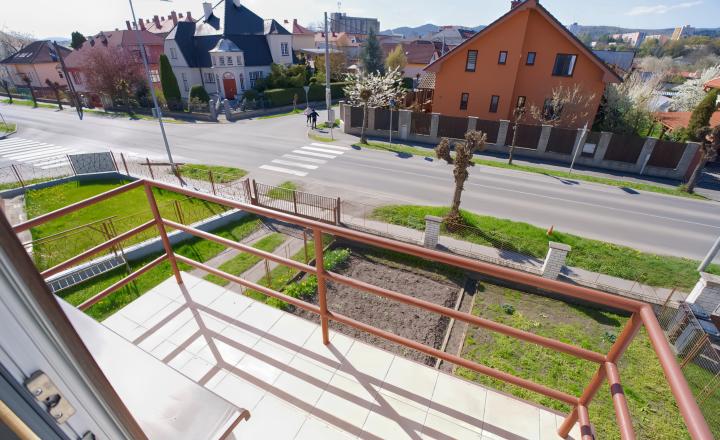 Byt 3+1 (109 m²) s 2 balkónmi, garážou a záhradou, centrum SNV - fotografia 10