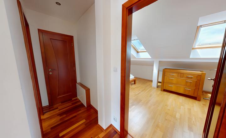 PREDANÉ Atraktívny 4-izbový podkrovný byt (120 m2) s terasou Sp. Nová Ves - fotografia 7