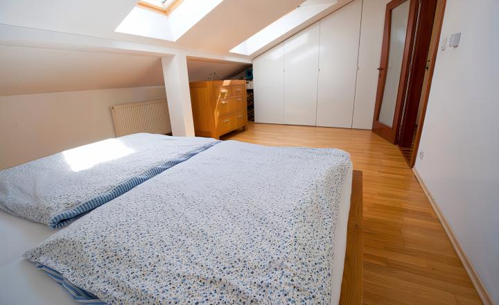 PREDANÉ Atraktívny 4-izbový podkrovný byt (120 m2) s terasou Sp. Nová Ves - fotografia 8