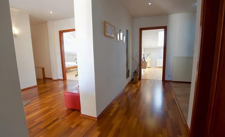 PREDANÉ Atraktívny 4-izbový podkrovný byt (120 m2) s terasou Sp. Nová Ves - fotografia 9