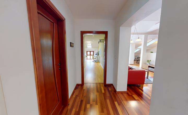 PREDANÉ Atraktívny 4-izbový podkrovný byt (120 m2) s terasou Sp. Nová Ves - fotografia 12
