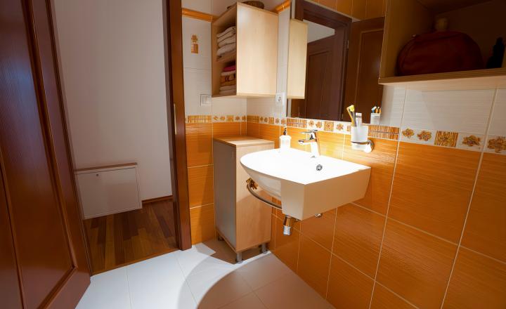 PREDANÉ Atraktívny 4-izbový podkrovný byt (120 m2) s terasou Sp. Nová Ves - fotografia 15
