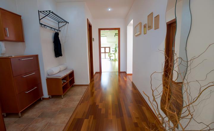 PREDANÉ Atraktívny 4-izbový podkrovný byt (120 m2) s terasou Sp. Nová Ves - fotografia 17