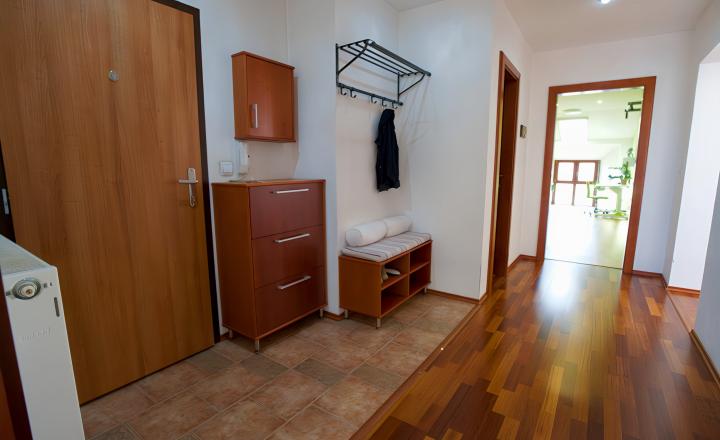 PREDANÉ Atraktívny 4-izbový podkrovný byt (120 m2) s terasou Sp. Nová Ves - fotografia 18