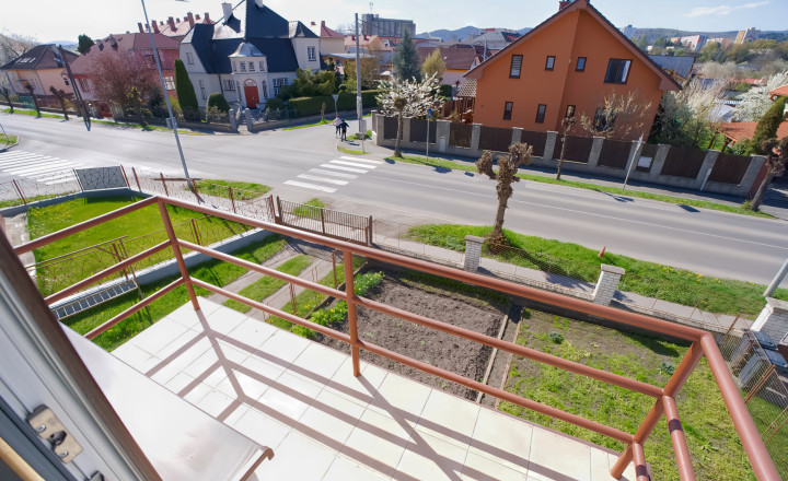 Byt 3+1 (104 m2) s 2 balkónmi, garážou a záhradou, centrum SNV - fotografia 10