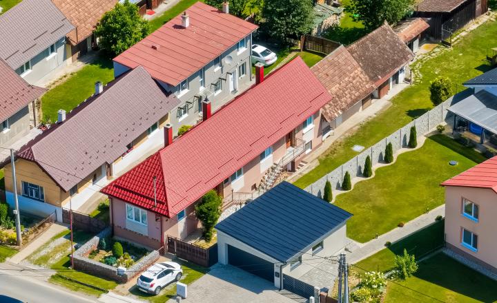 Rodinný dom (1 293 m²) s  veľkou záhradou a stodolou, Domaňovce - fotografia 1