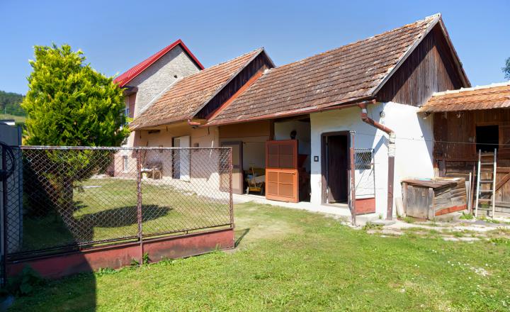 Rodinný dom (1 293 m²) s  veľkou záhradou a stodolou, Domaňovce - fotografia 3