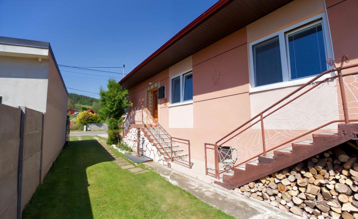 Rodinný dom (1 293 m²) s  veľkou záhradou a stodolou, Domaňovce - fotografia 4