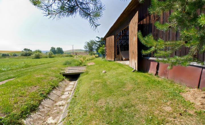Rodinný dom (1 293 m²) s  veľkou záhradou a stodolou, Domaňovce - fotografia 9
