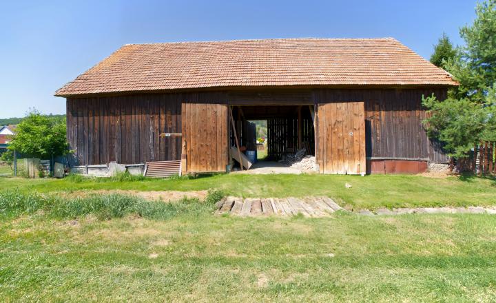 Rodinný dom (1 293 m²) s  veľkou záhradou a stodolou, Domaňovce - fotografia 28