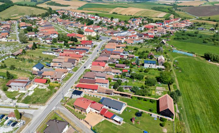 Rodinný dom (1 293 m²) s  veľkou záhradou a stodolou, Domaňovce - fotografia 33