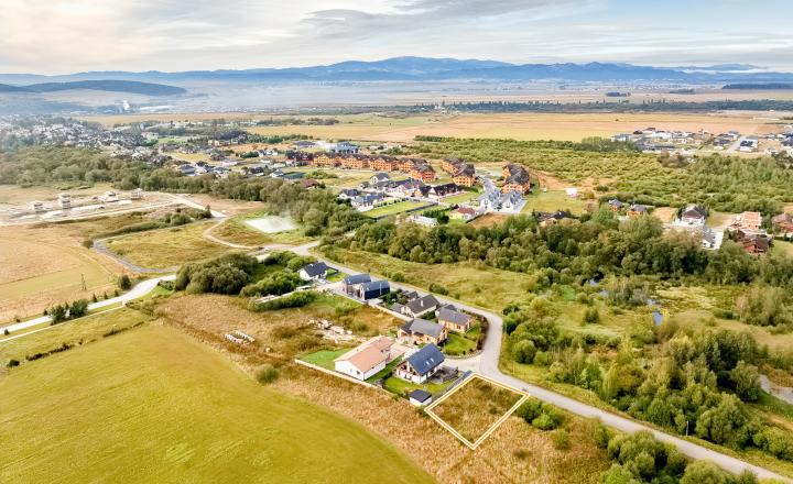Stavebný pozemok (644 m²) s výhľadom na Tatry pri golfe, Veľká Lomnica - fotografia 1