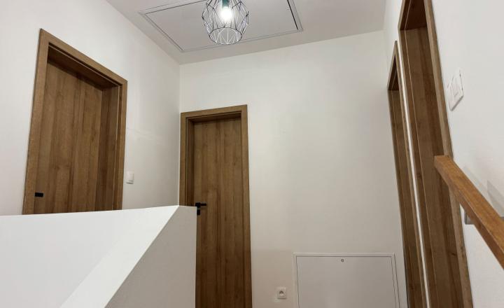 Rodinný dom – novostavba z roku 2022 v obci Studenec - fotografia 22
