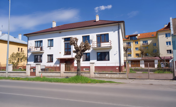 Byt 3+1 (104 m2) s 2 balkónmi, garážou a záhradou, centrum SNV - fotografia 3