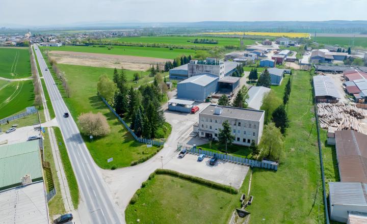 Podn. areál - adm, výroba, garáže, sklady (3,3 ha) neďaleko Košíc - fotografia 1