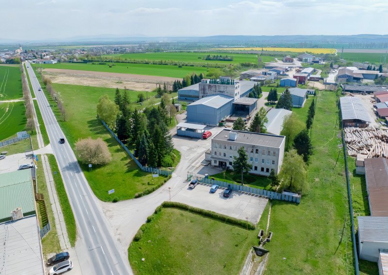 Podn. areál - adm, výroba, garáže, sklady (3,3 ha) neďaleko Košíc